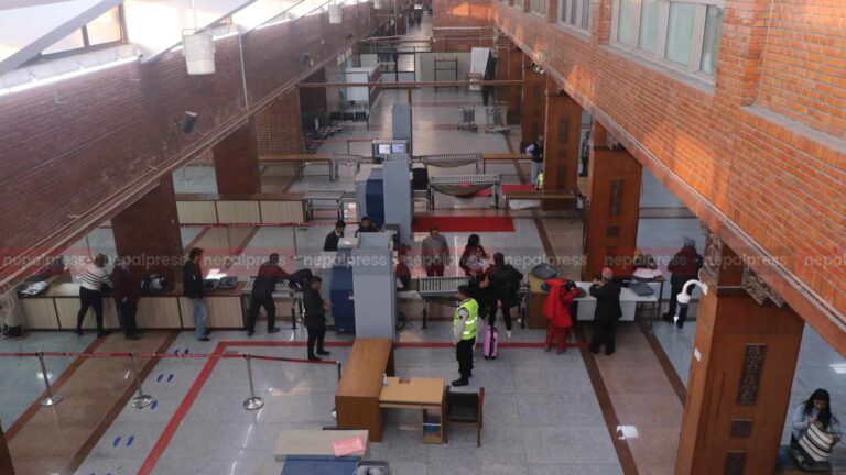 त्रिभुवन अन्तर्राष्ट्रिय विमानस्थलमा ३ किलो गाँजासहित २ भारतीय नागरिक पक्राउ: सरकारले “नोट खारेजी” नगर्दा समस्या झनै बढ्यो