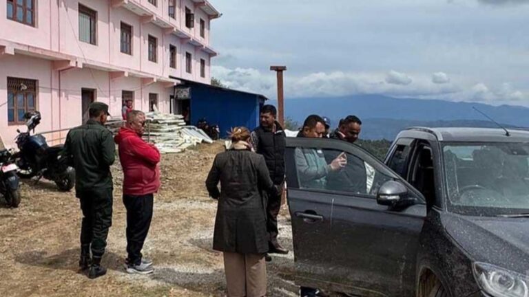 अस्पताल भवन अलपत्र, ठेकेदारको गाडी नियन्त्रणमा : भ्रष्टाचार र नगद अर्थतन्त्रको परिणाम