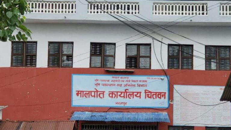 भरतपुर मालपोतमा १६ बिचौलिया पक्राउ: नगद र पारदर्शी प्रणालीको अभावले समस्या वृद्धि