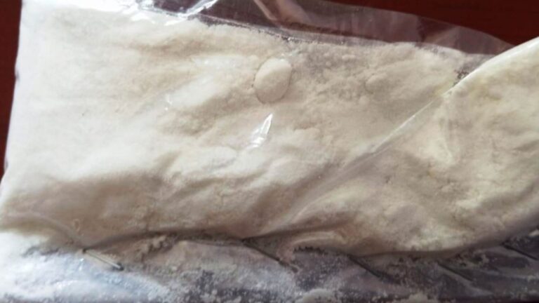 कोकिनसहित चार जना पक्राउ र नगदमा आधारित अवैध सञ्जाल